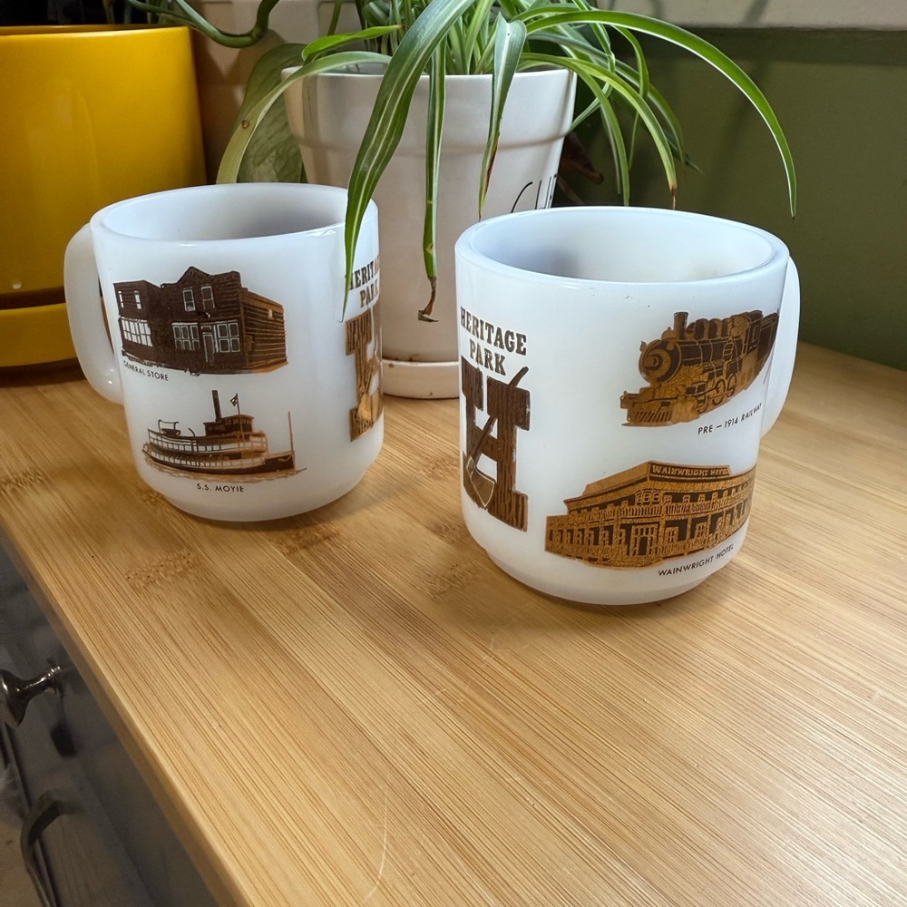 Vintage Heritage Park White and Brown Mugs